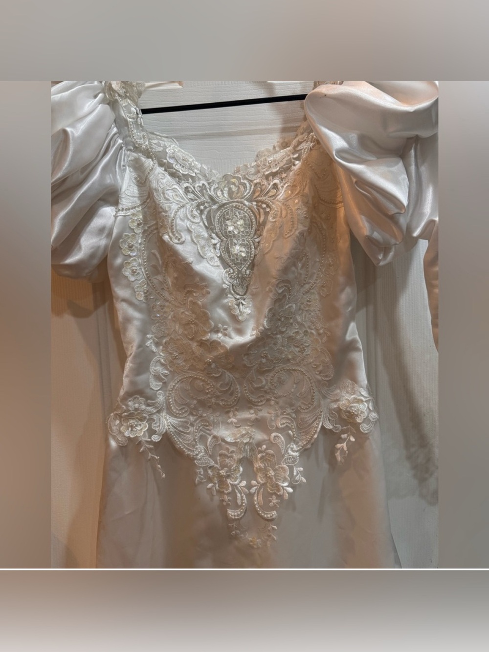 Elegant Vintage White Lace Long Train Bridal Gown. Size: XS - Picture 4 of 15